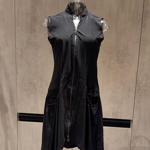 Elegant Black Sleeveless Zip-Up Vest